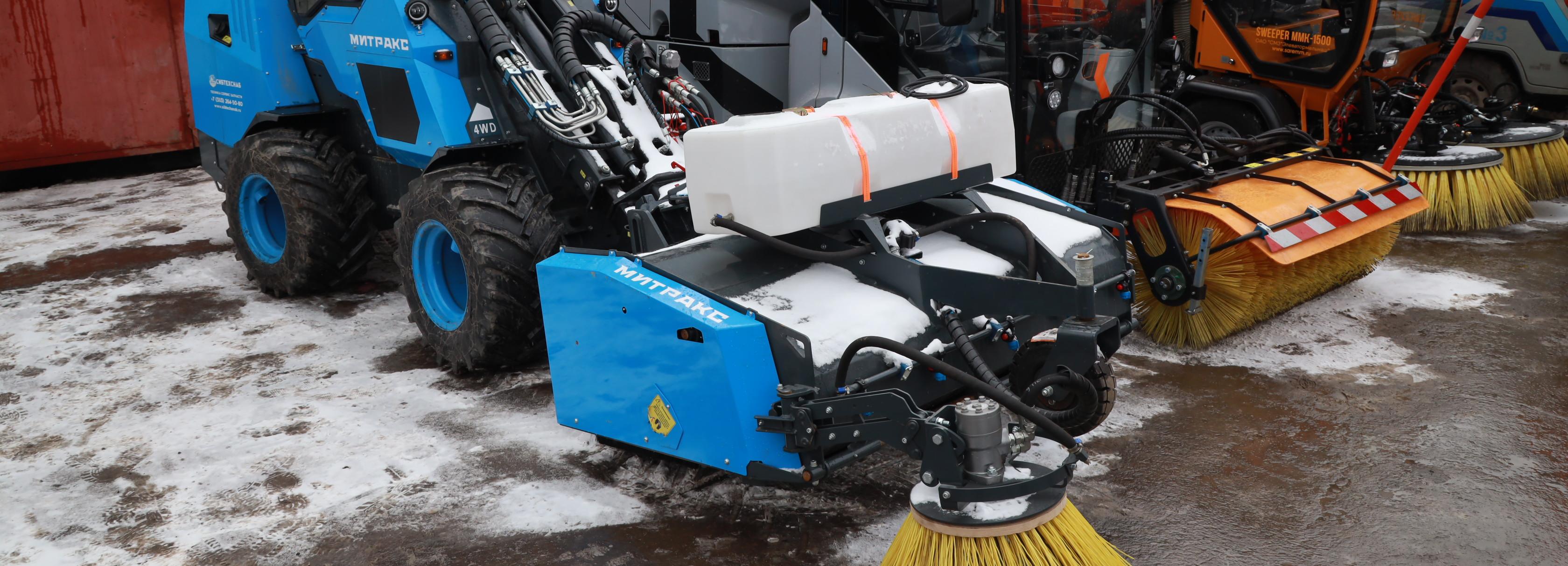 Новую технику для уборки тротуаров левобережья показали мэру Кудрявцеву