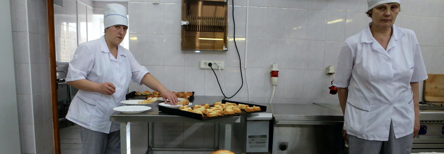 Где собирают и как выдают сухие пайки для новосибирских школьников