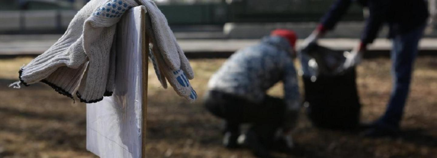 Порядок во дворах и у памятных мест наводят новосибирцы перед Днём Победы