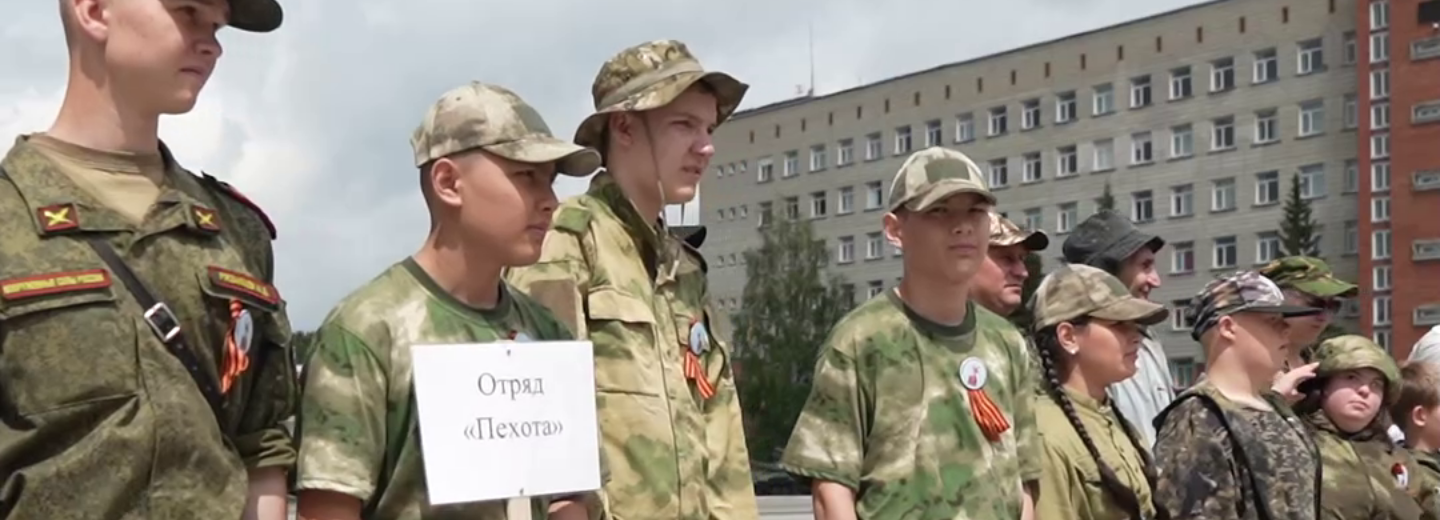 Участники «Зарницы» на скорость заправили постели в казармах НВВКУ