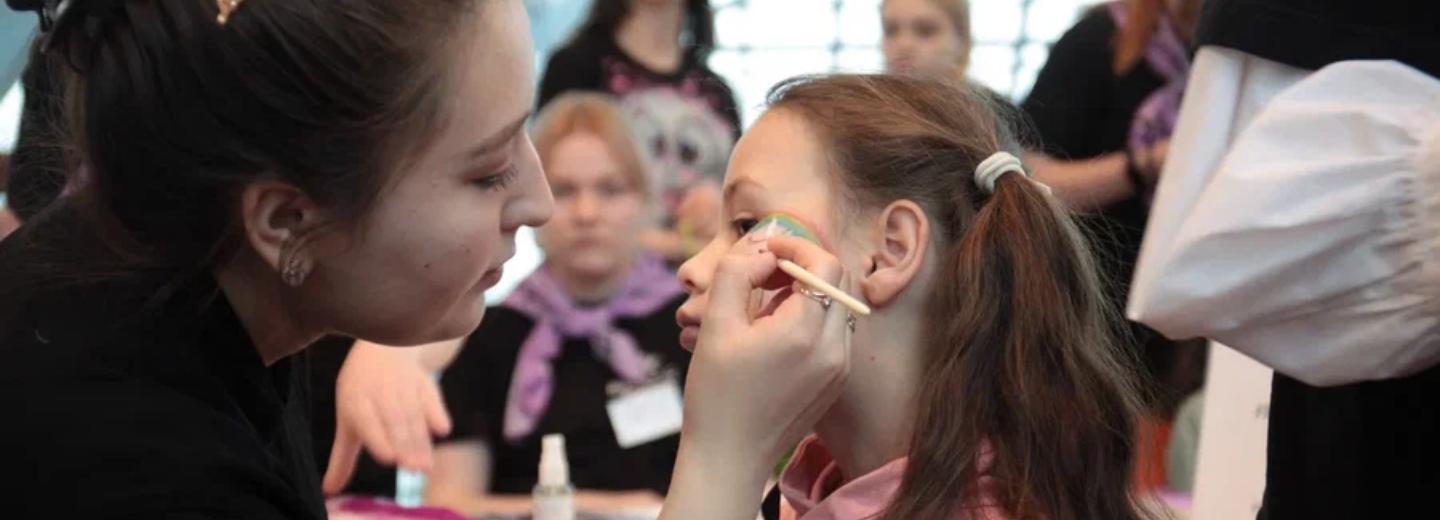 Детям мобилизованных нанесли аквагрим и заплели косы в «Сан Сити»