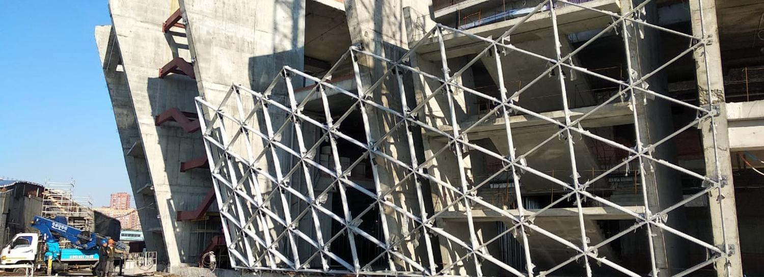 На главной арене ЛДС в Новосибирске начали монтаж витражей