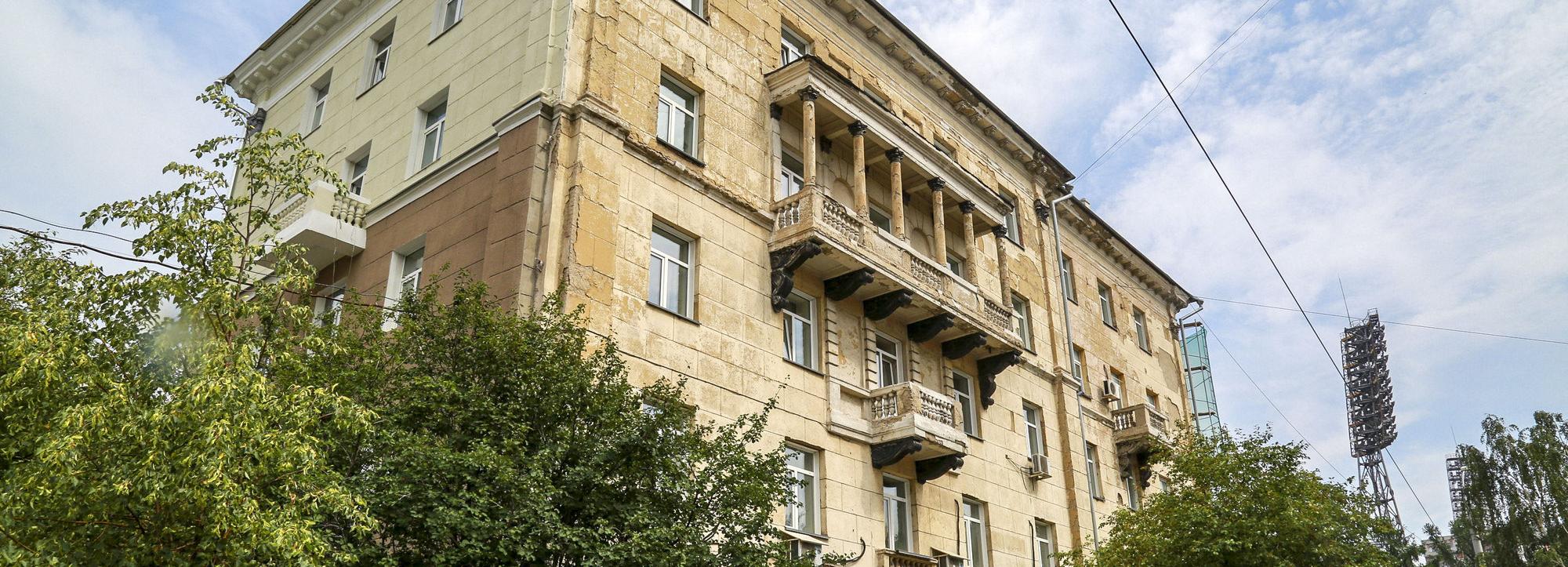 Один из самых красивых домов начали реставрировать в центре Новосибирска