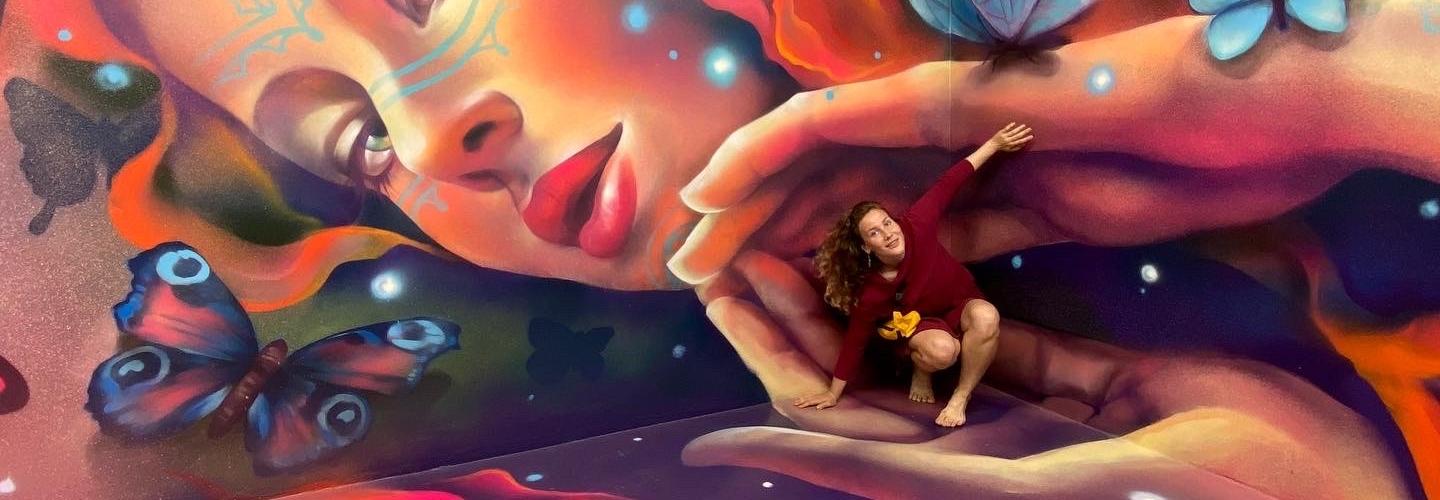 Художница из Новосибирска нарисовала сказочные картины для музея в Майами