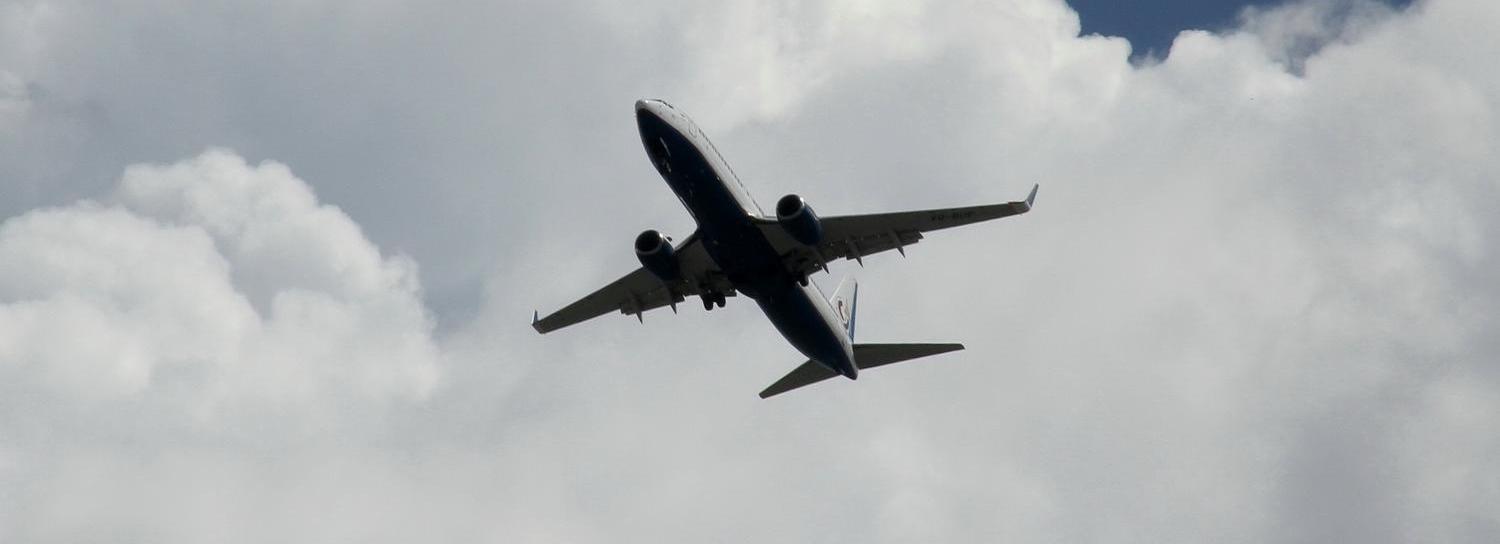 Пассажирский самолёт столкнулся с автомобилем в новосибирском аэропорту