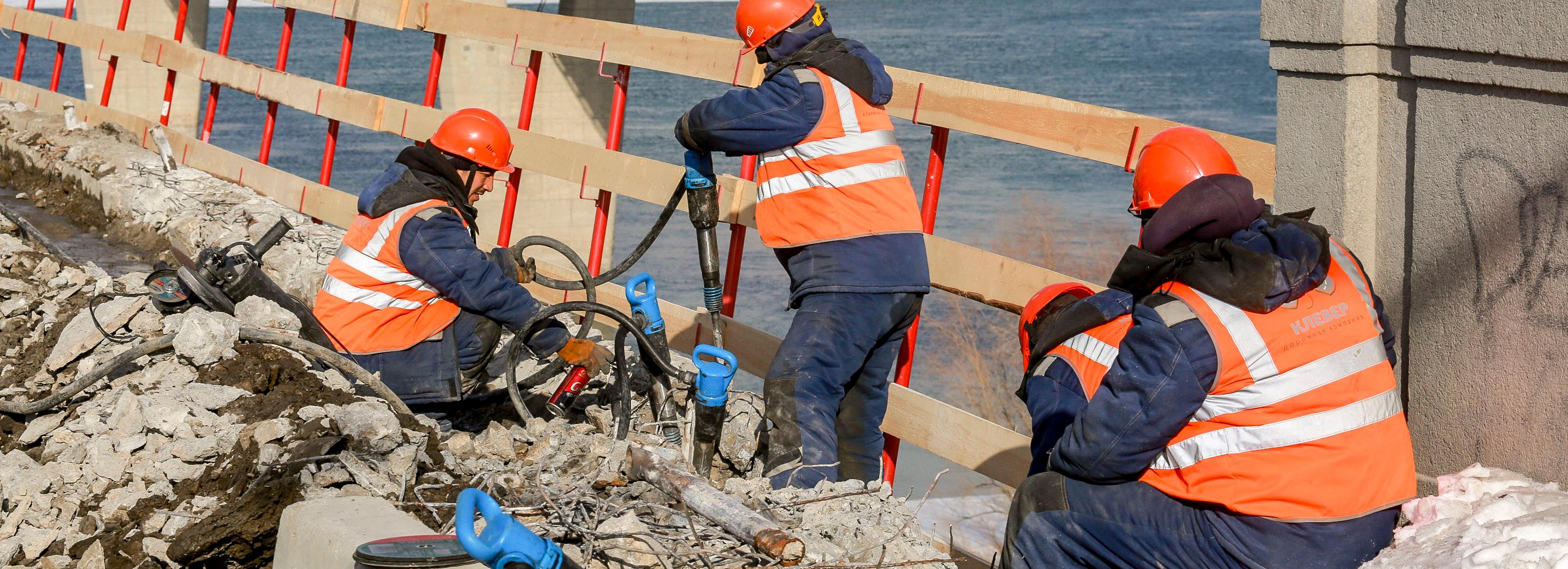 70 человек ежедневно работали в марте на Октябрьском мосту