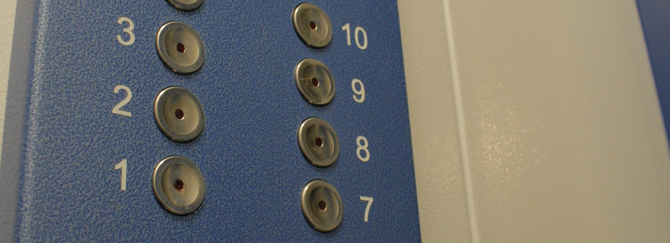 Семью с младенцем вызволили из застрявшего лифта в Новосибирске