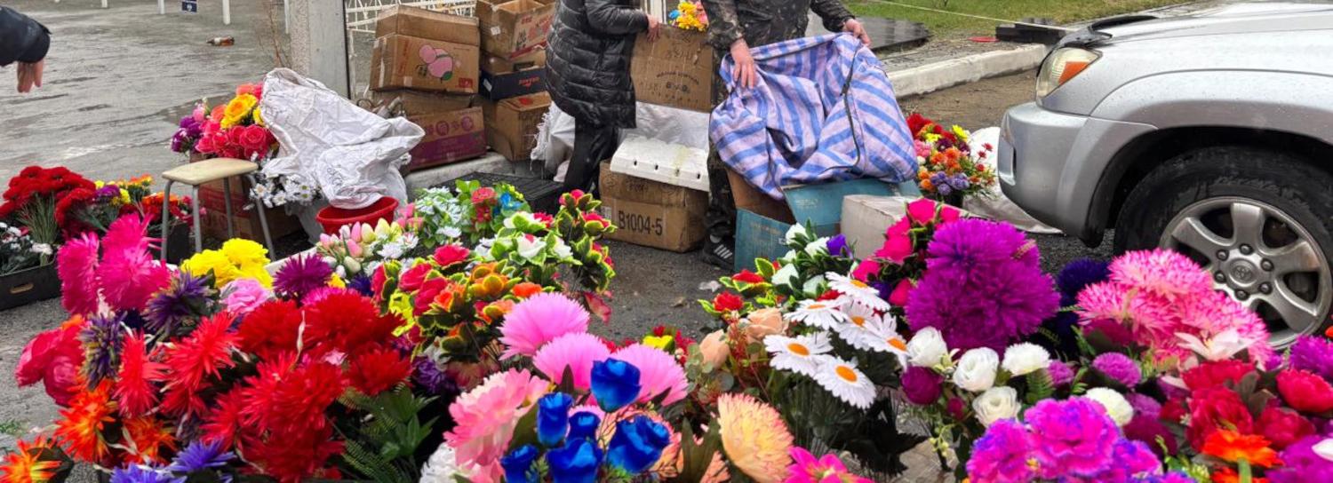 Торговцев искусственными цветами выгнали с четырёх кладбищ Новосибирска