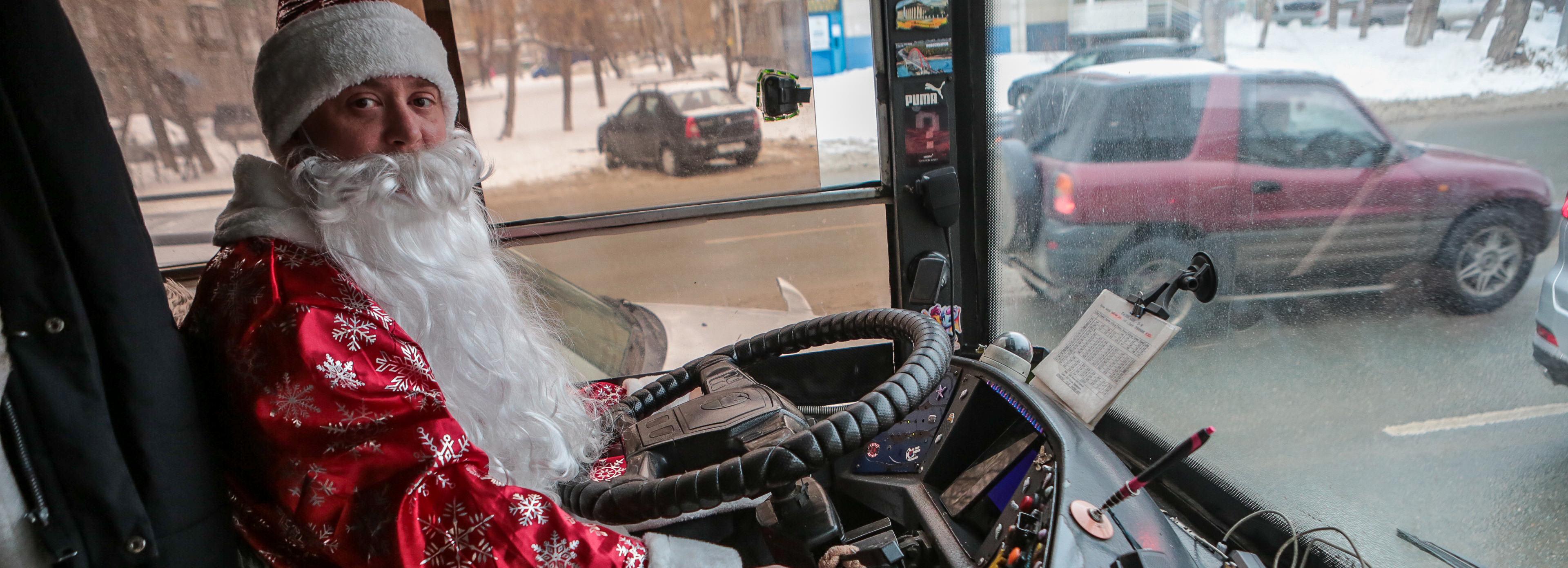 Новогодний троллейбус с Дедом Морозом за рулём ездит по Новосибирску