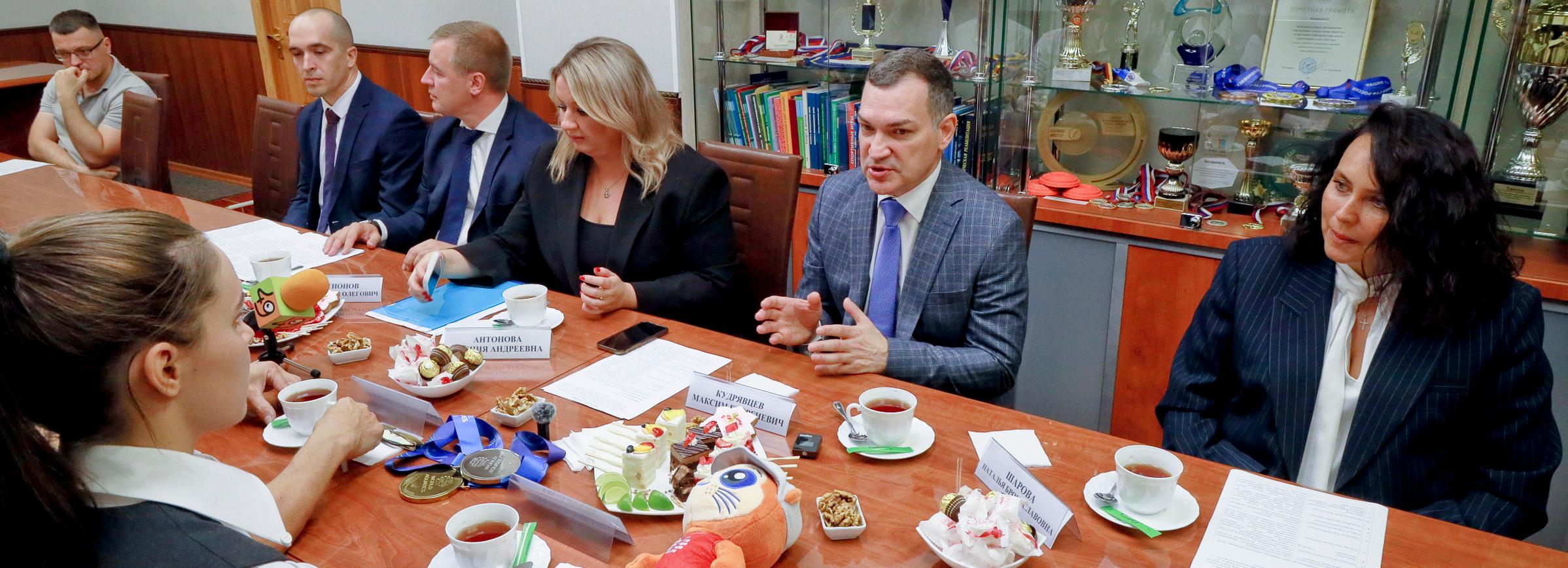 Мэр Кудрявцев встретился с чемпионкой по плаванию Трофимовой