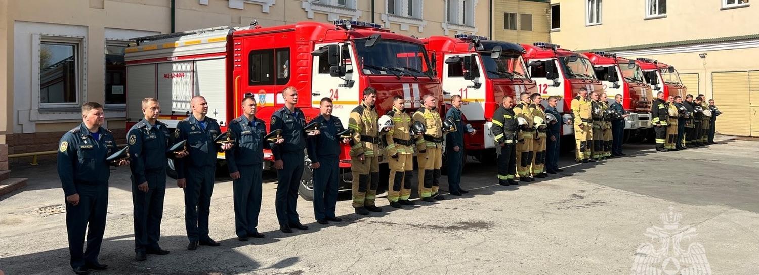 Семь пожарных автоцистерн освятили у храма в Новосибирске