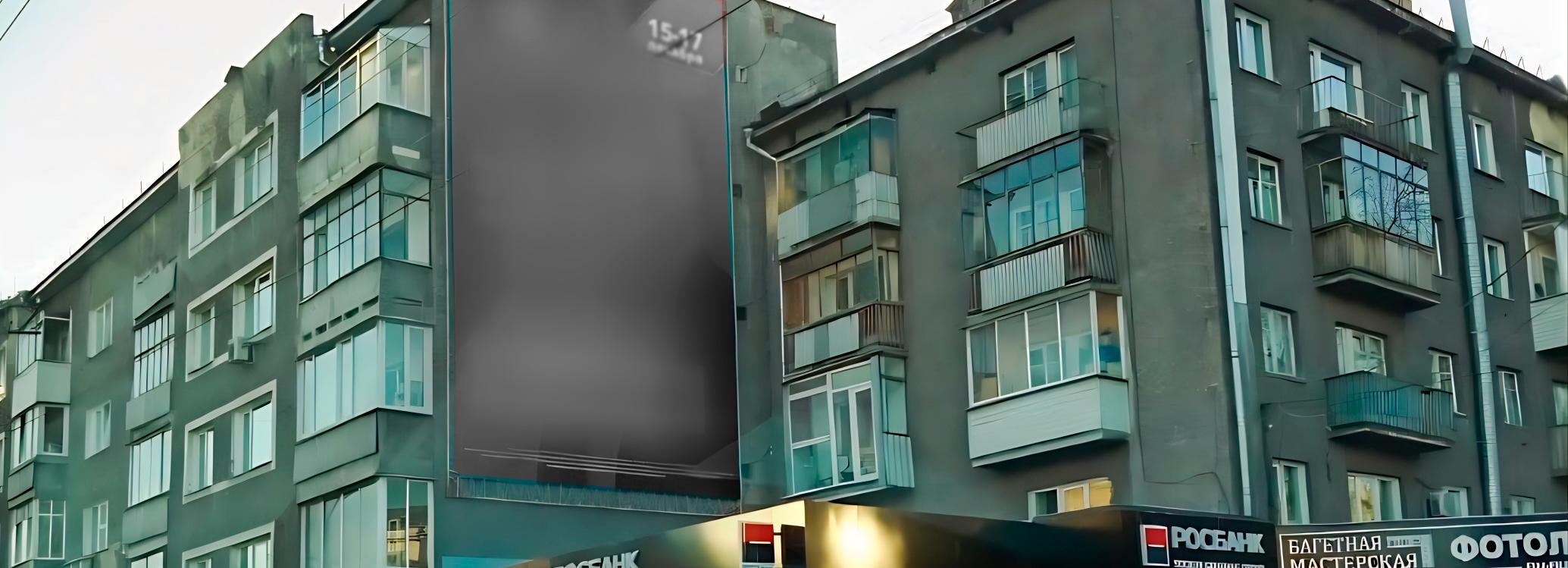 Кандидат в депутаты заклеил собой патриотическую картину в Новосибирске