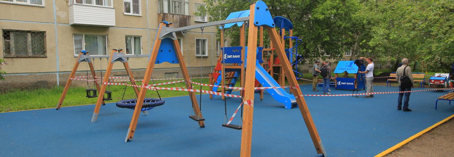 Детскую площадку с игровым замком открыли возле пятиэтажки на Выборной