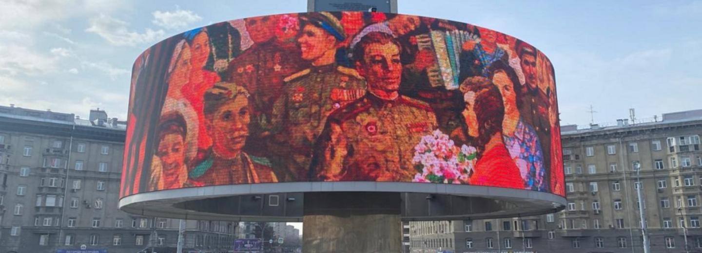 Картины фронтовиков начали транслировать на стеле трудовой доблести