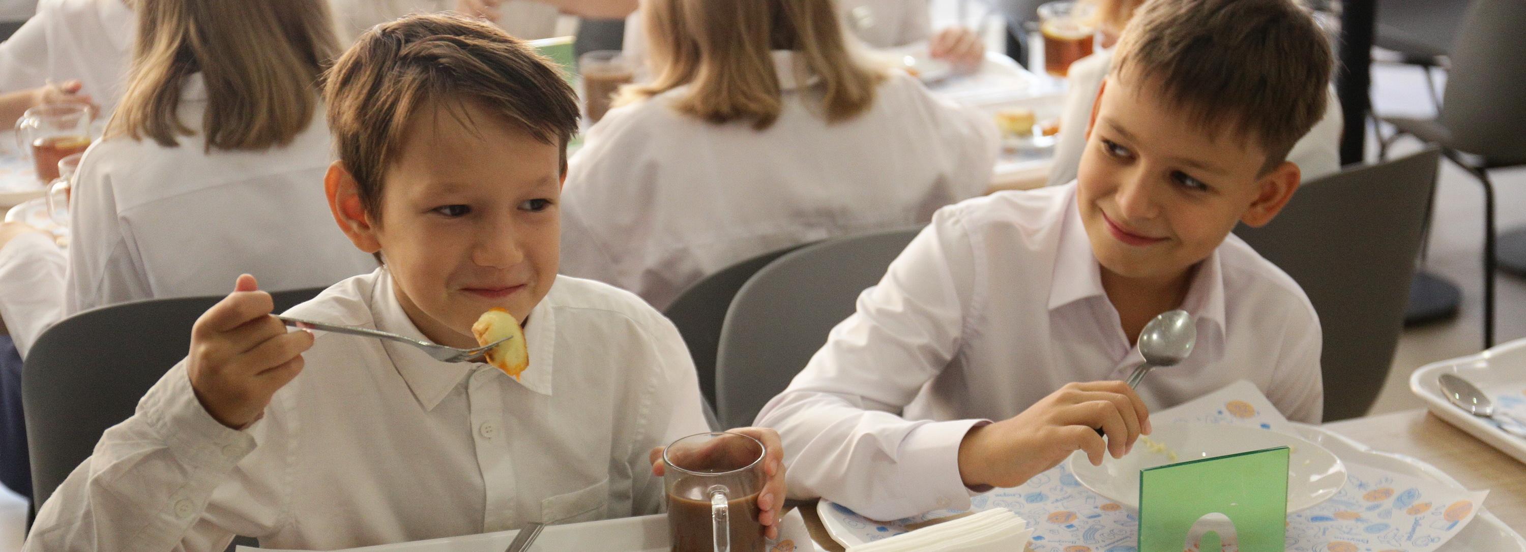 Кафе №200: терминалы для выбора еды установили в новосибирском лицее