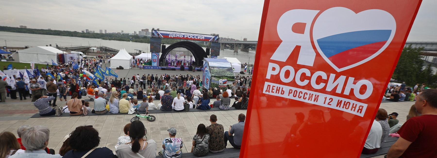 Новосибирцы отметили День России мотопробегом и фестивалем блогеров