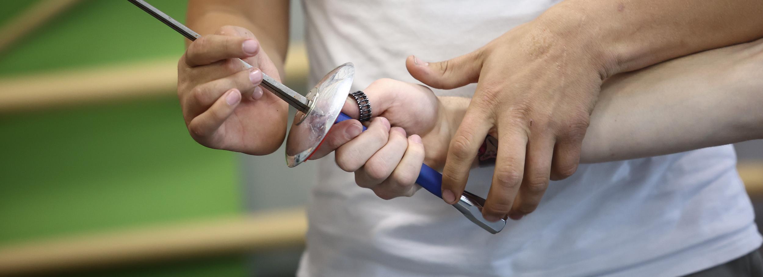 Инклюзивный фехтовальный зал открыли в НГТУ