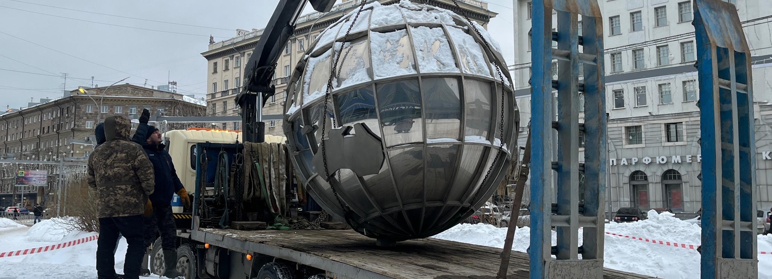 Зеркальный глобус демонтировали с фонтана в сквере «Крылья Сибири»