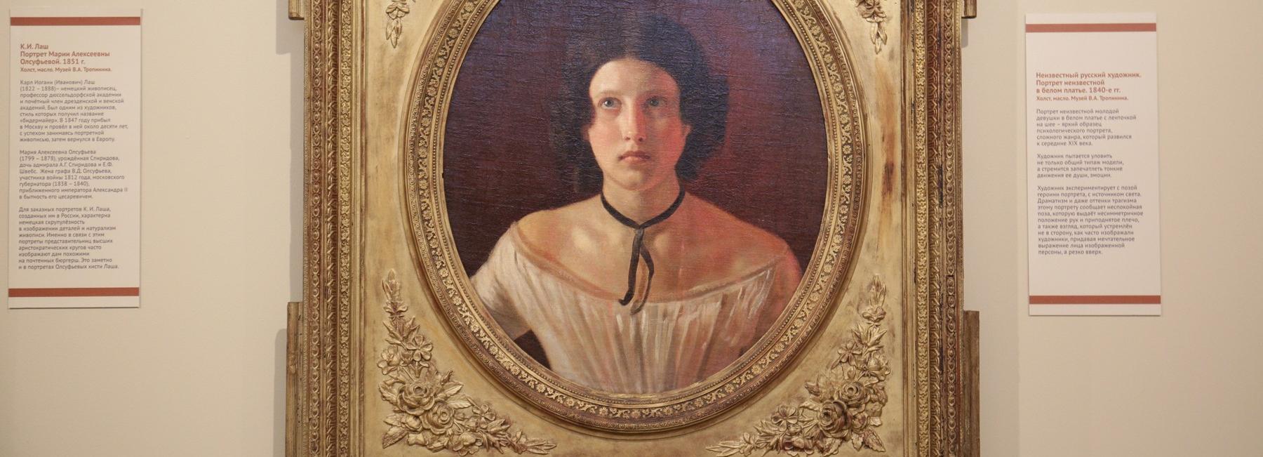 Взрослых детей с томными взглядами показывают на портретной выставке