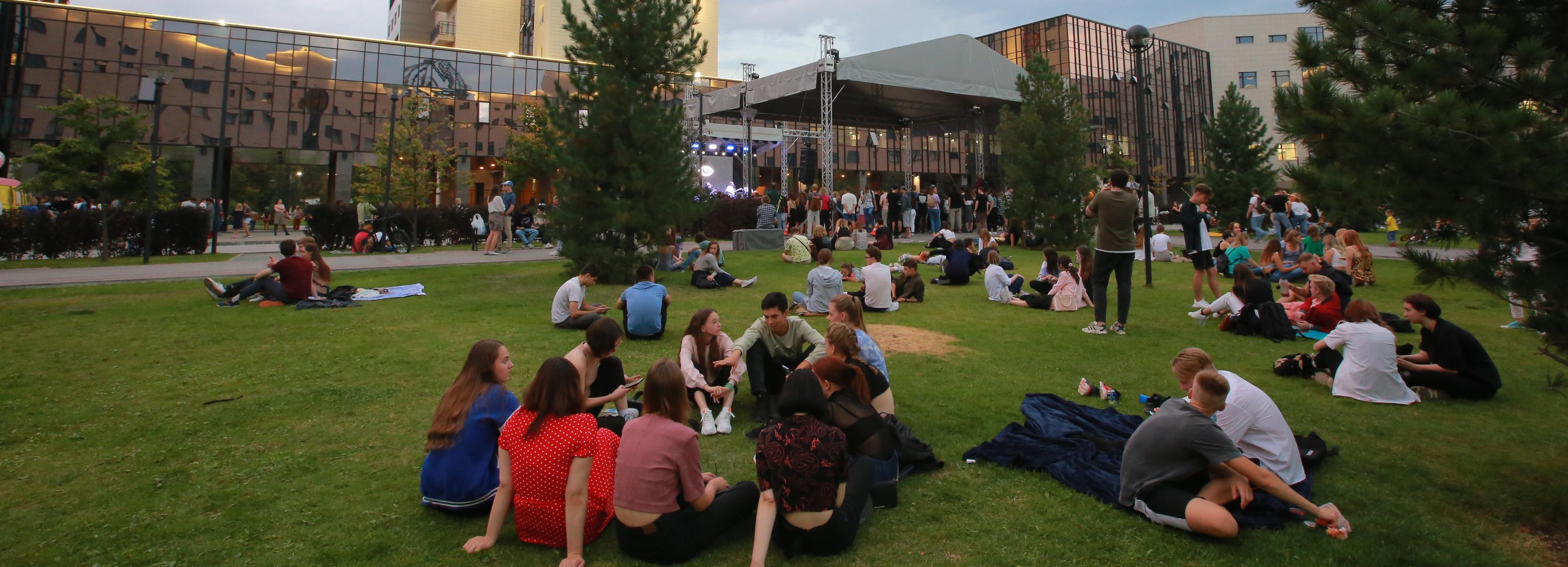 Научным пикником с лекциями и опытами отметили начало учебного года в НГУ