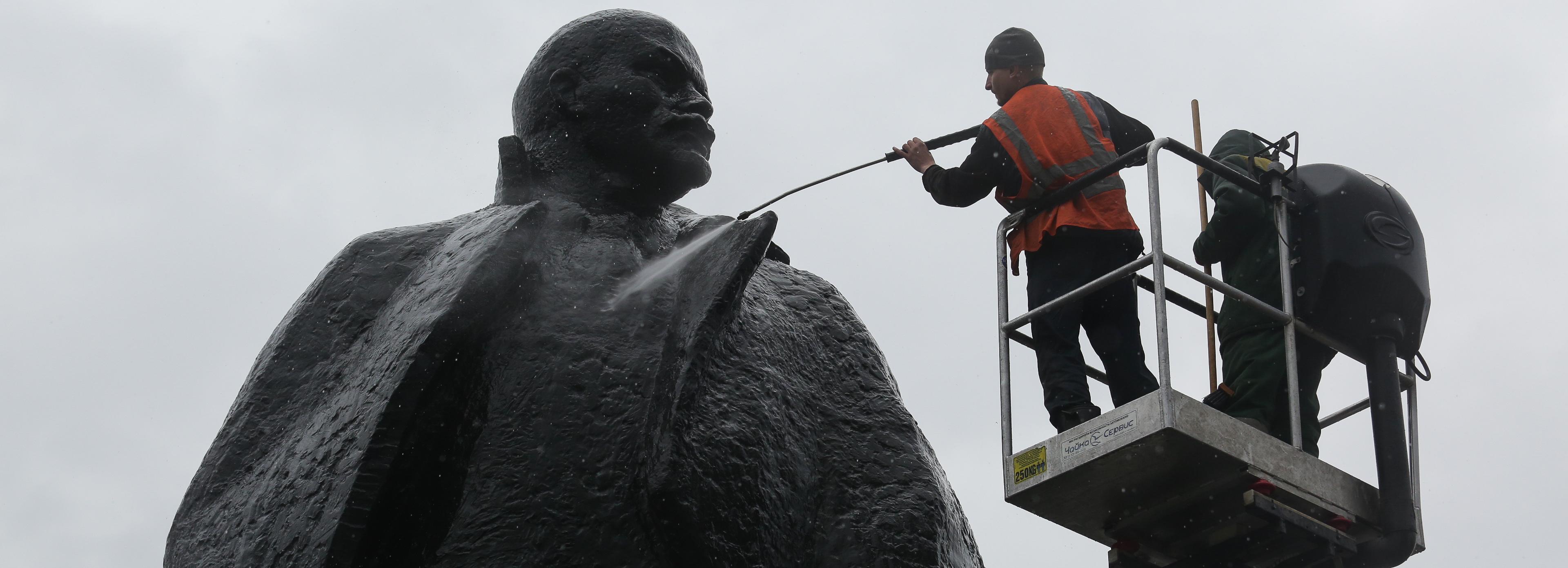 Ко дню рождения Ленина помоют его памятник в центре Новосибирска