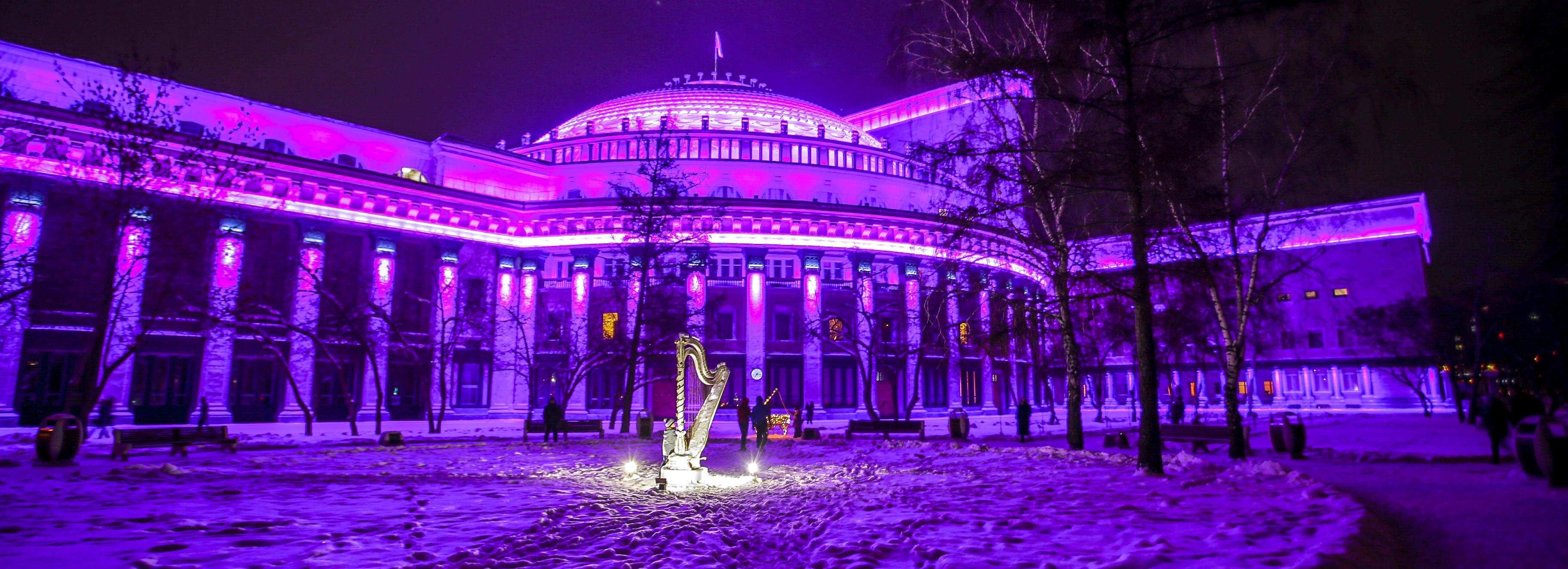 Сугроб размером с пять оперных театров вывезли с новосибирских улиц