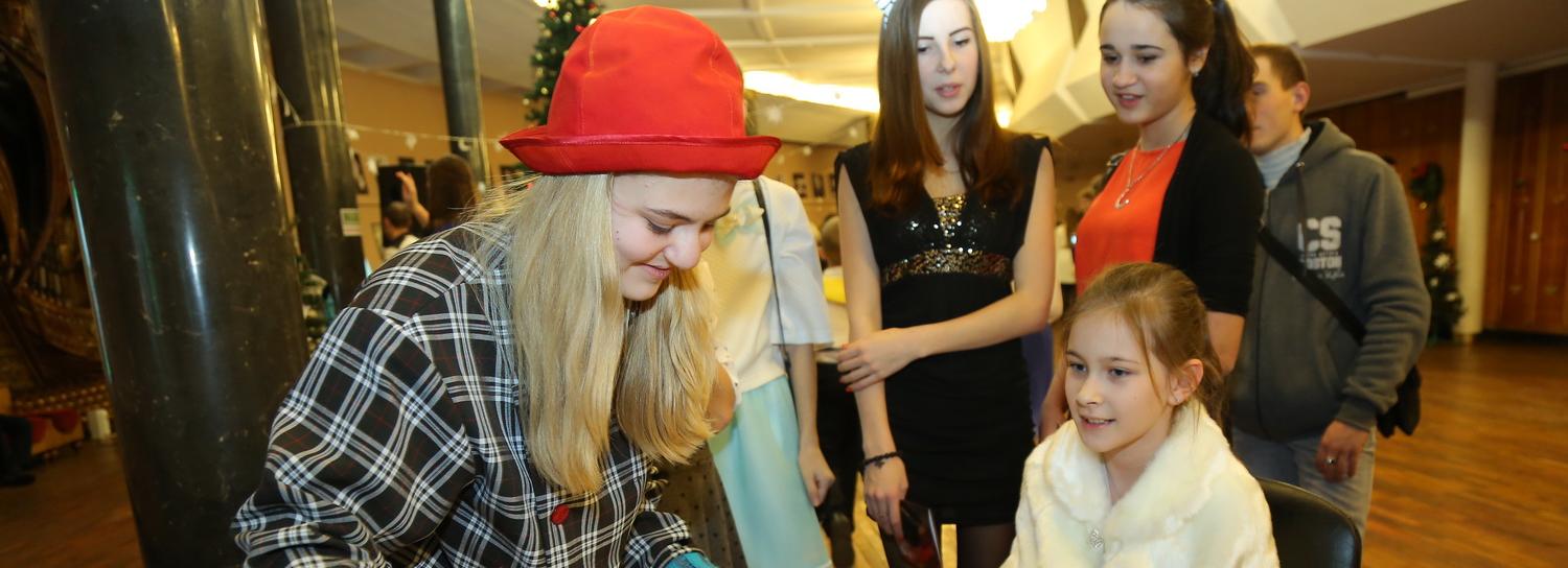 Губернатор Травников предложил сделать 31 декабря выходным для женщин