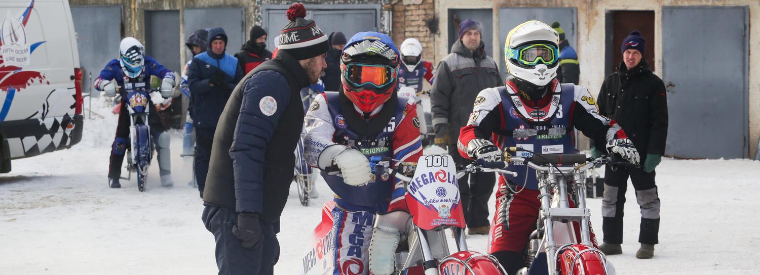 Соревнования по ледовому спидвею идут в Новосибирске: 18 эффектных кадров