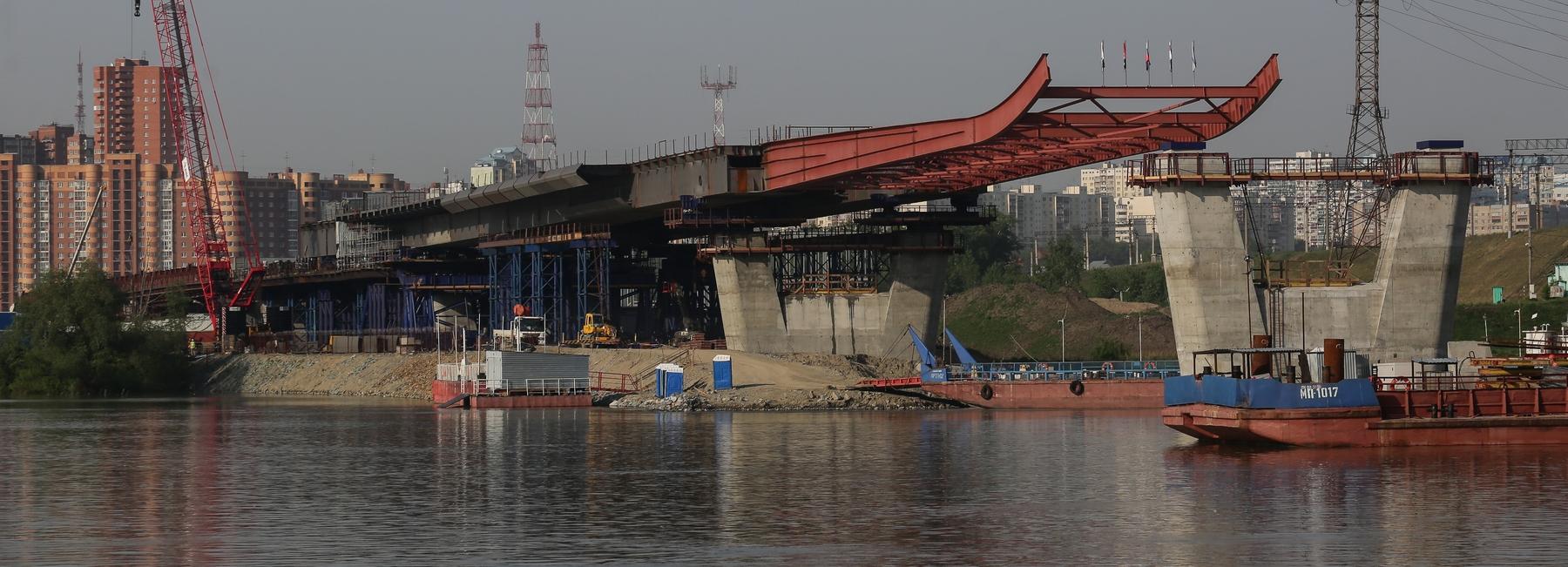 Как надвигают пролёты четвёртого моста на опоры в русле Оби