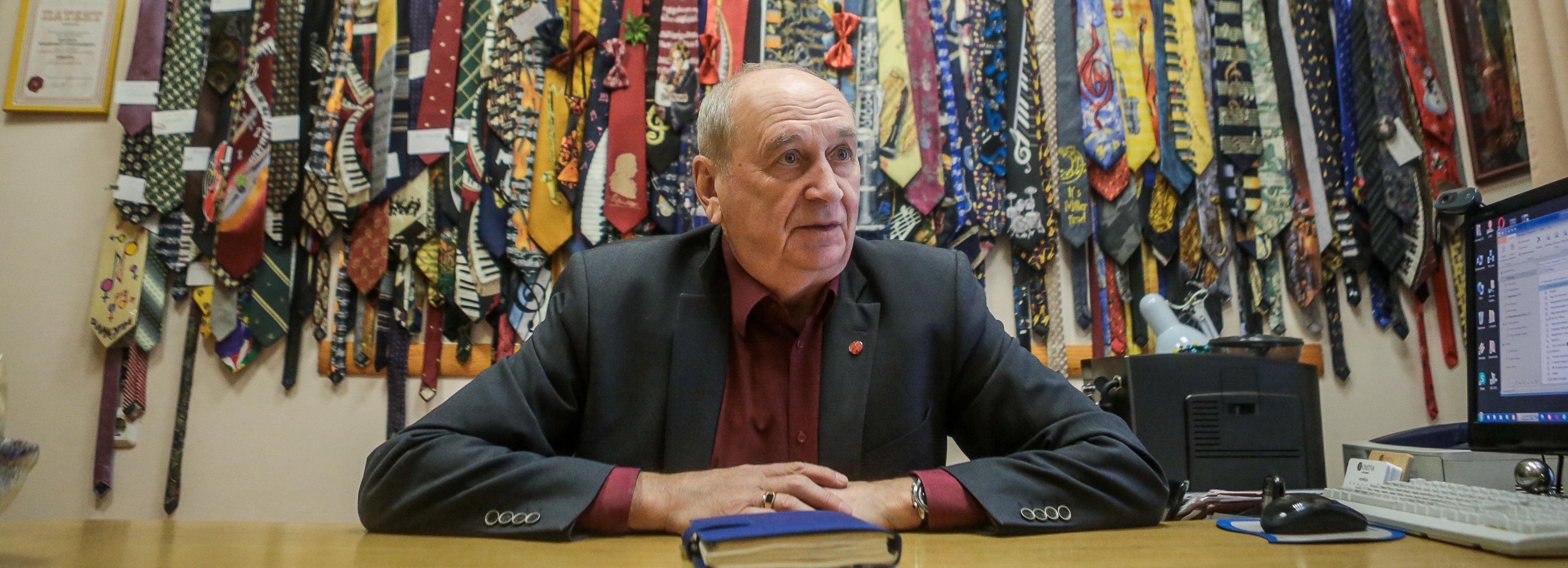 До 250 штук выросла коллекция музыкальных галстуков Владимира Миллера