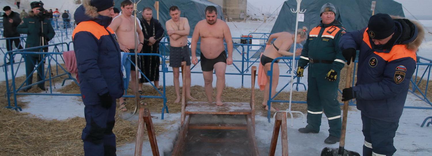 Крещение-2021: новосибирцы выстроились в очередь под Димитровским мостом