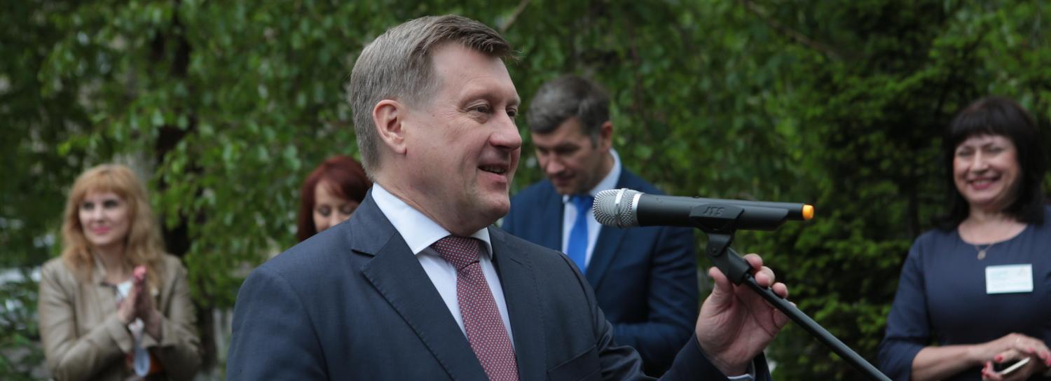 Мэр Локоть рассказывает про дороги, парки и ремонт дворов в прямом эфире