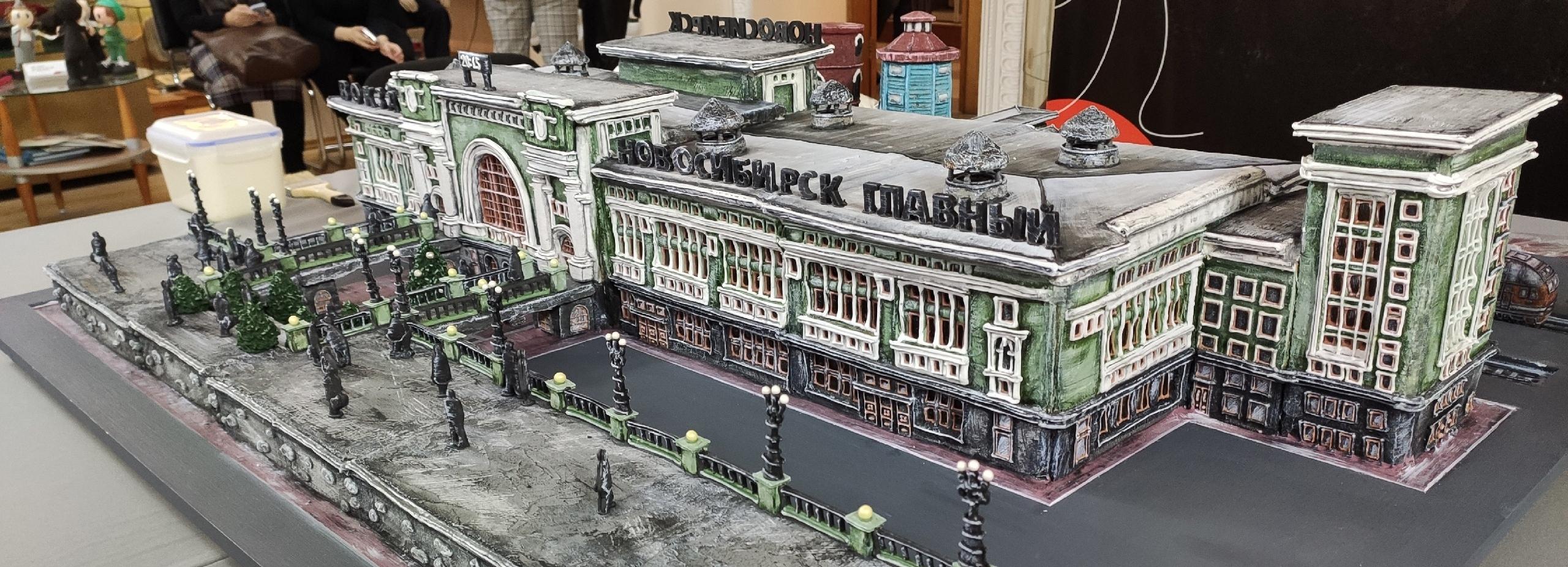 Съедобный макет вокзала из пряников создали в Новосибирске