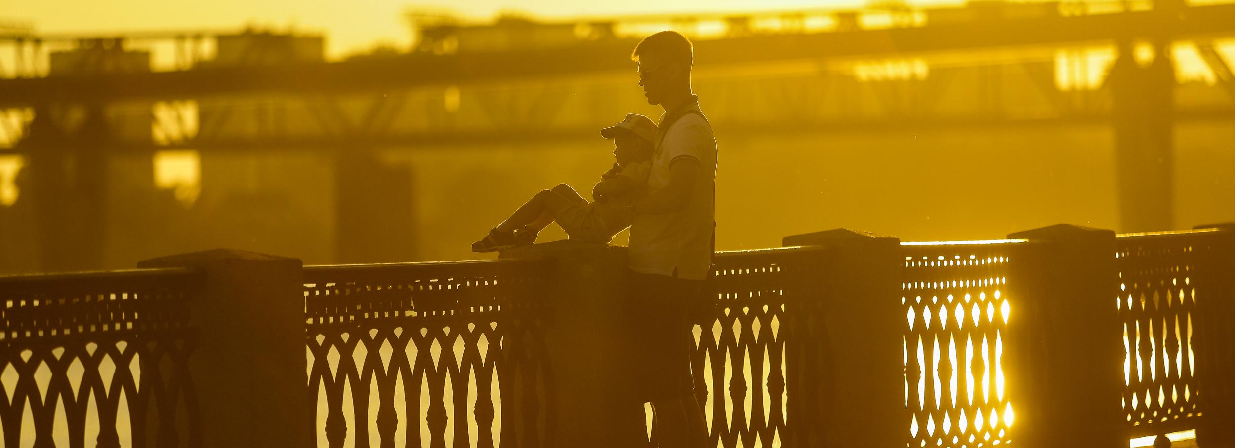 Афиша выходных: рассвет на Оби, фестиваль йоги и ночное кино