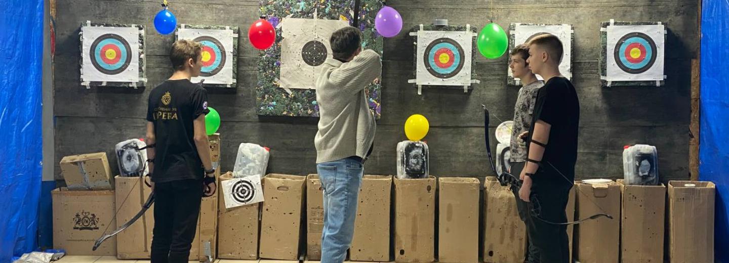 Участник СВО из-под Новосибирска научил молодёжь стрелять из лука