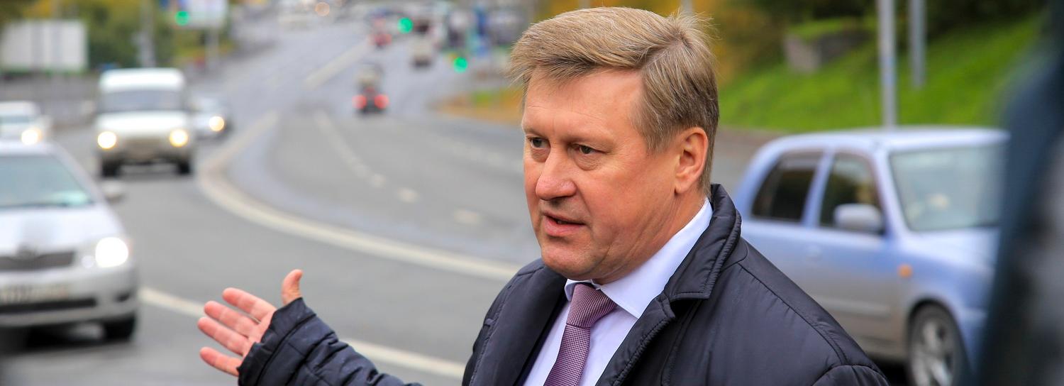 По пути с мэром: Локоть проверил, как ремонтируют дороги в центре города