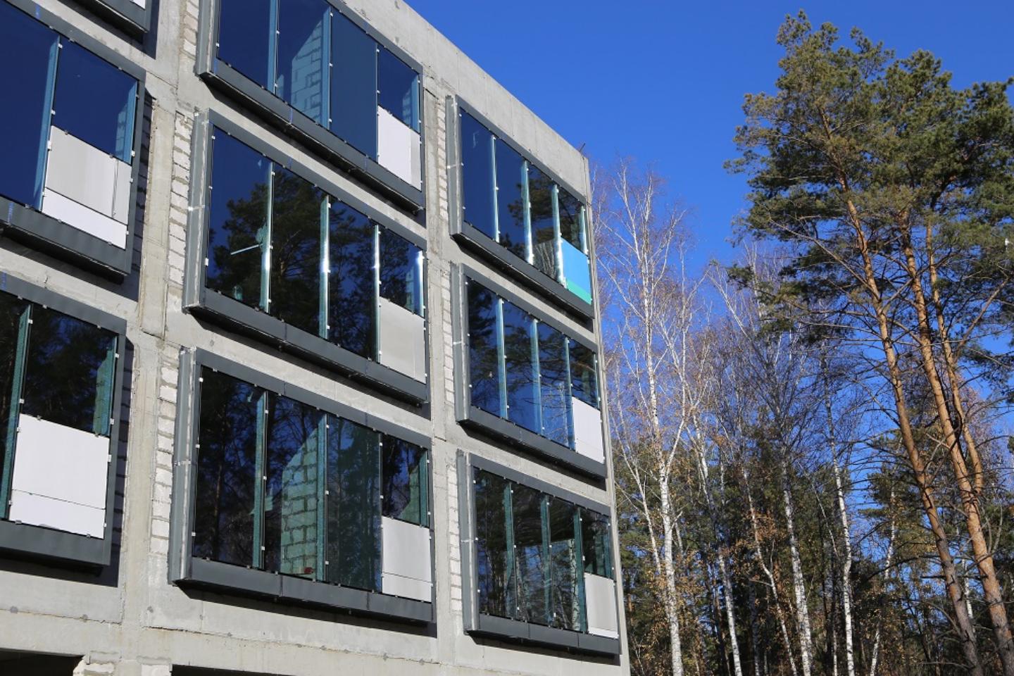 Большие витражные окна начали монтировать на новых зданиях кампуса НГУ