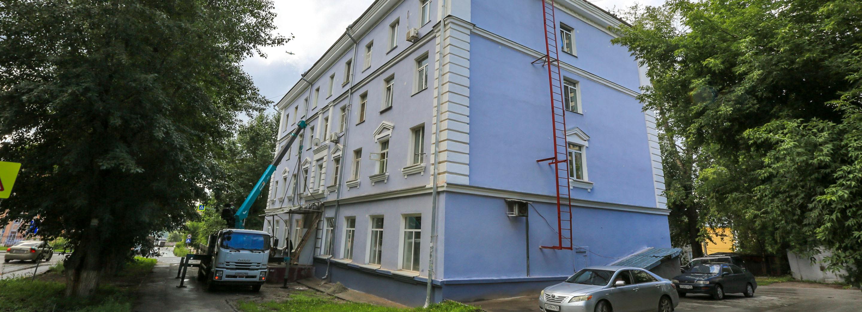 Два послевоенных дома на Декабристов получили фасады стального цвета