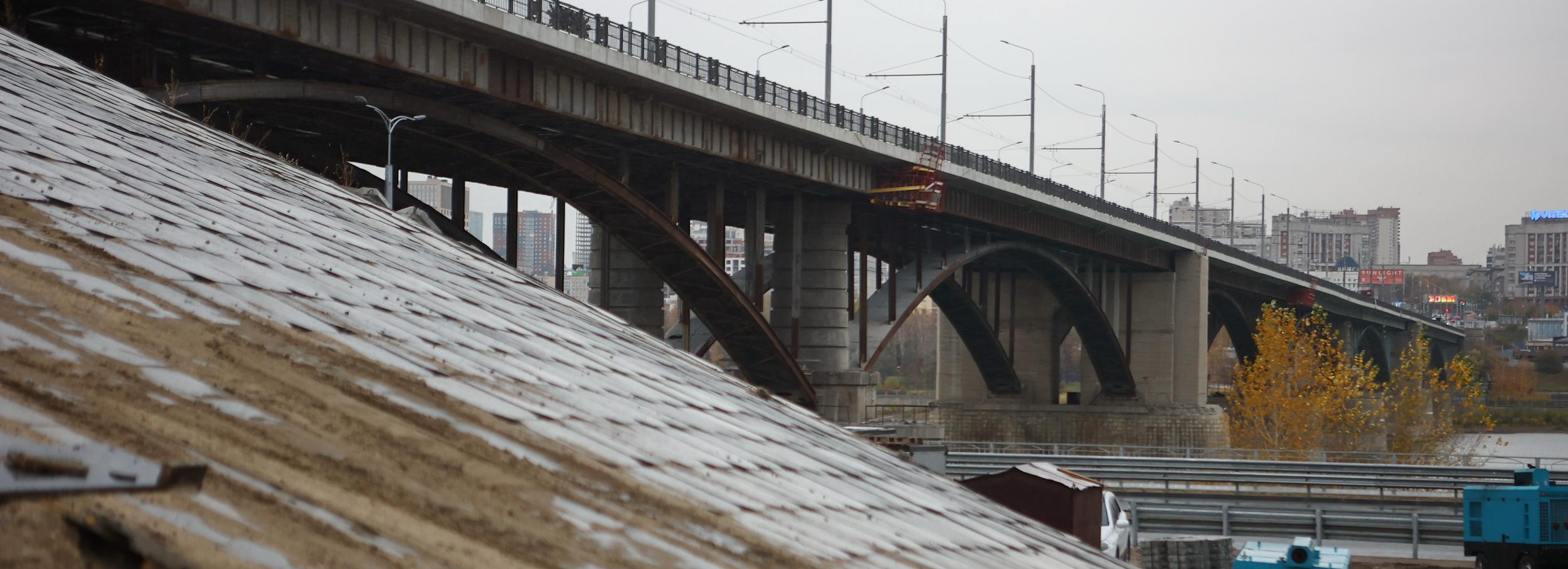 С водителя «Бентли» взыскали 900 тысяч за повреждение Октябрьского моста