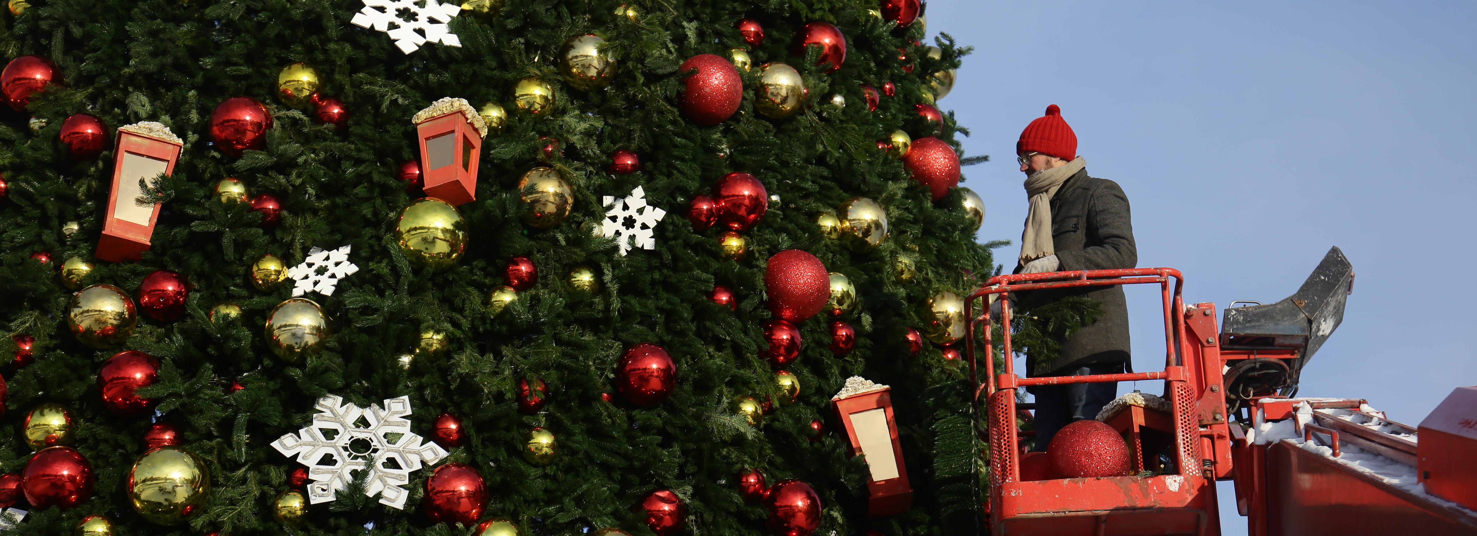 И вот она нарядная: на площади Ленина украсили новогоднюю ёлку