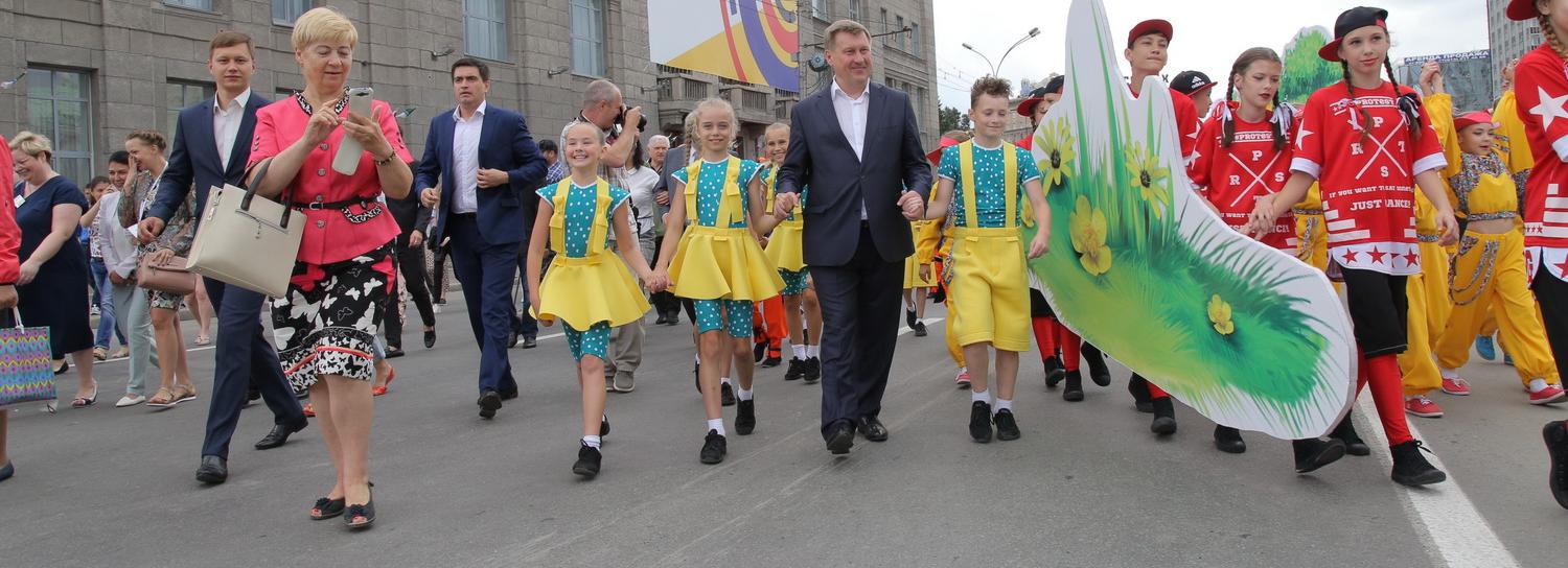 Мэр Локоть рассказывает в прямом эфире о начале учебного года