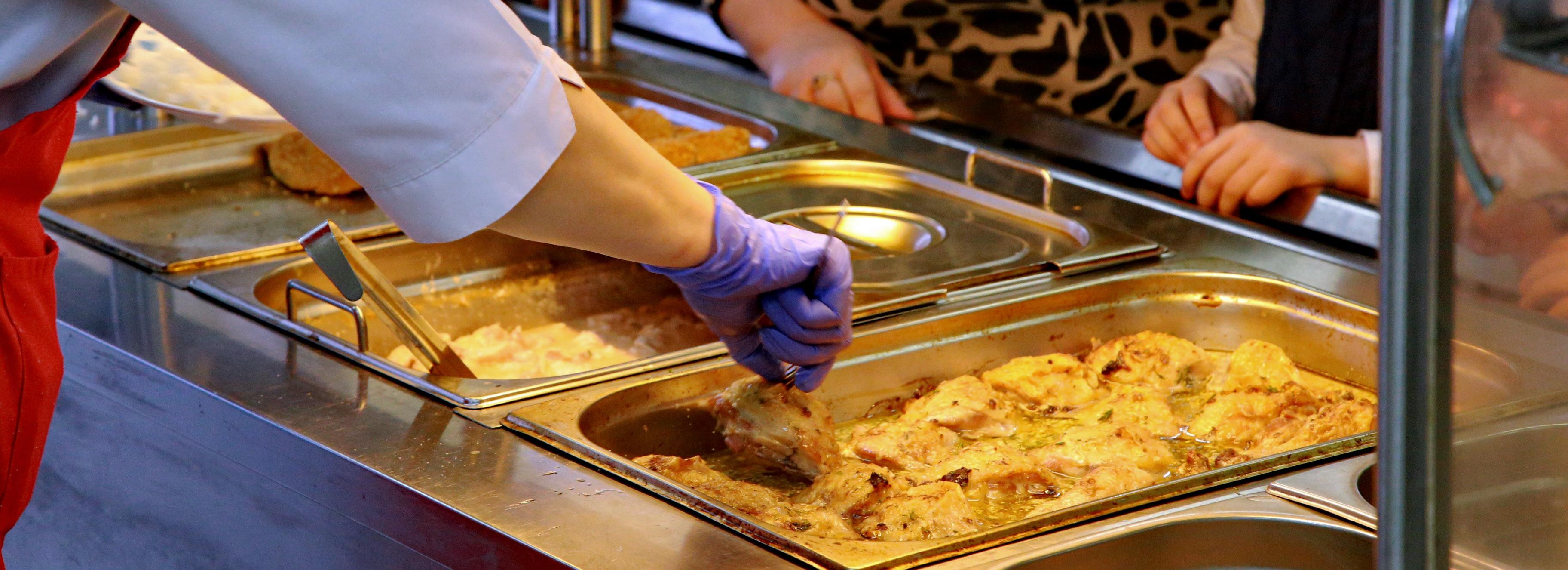 Лучшая в России: чем кормят в столовой школы №196 на Чемском