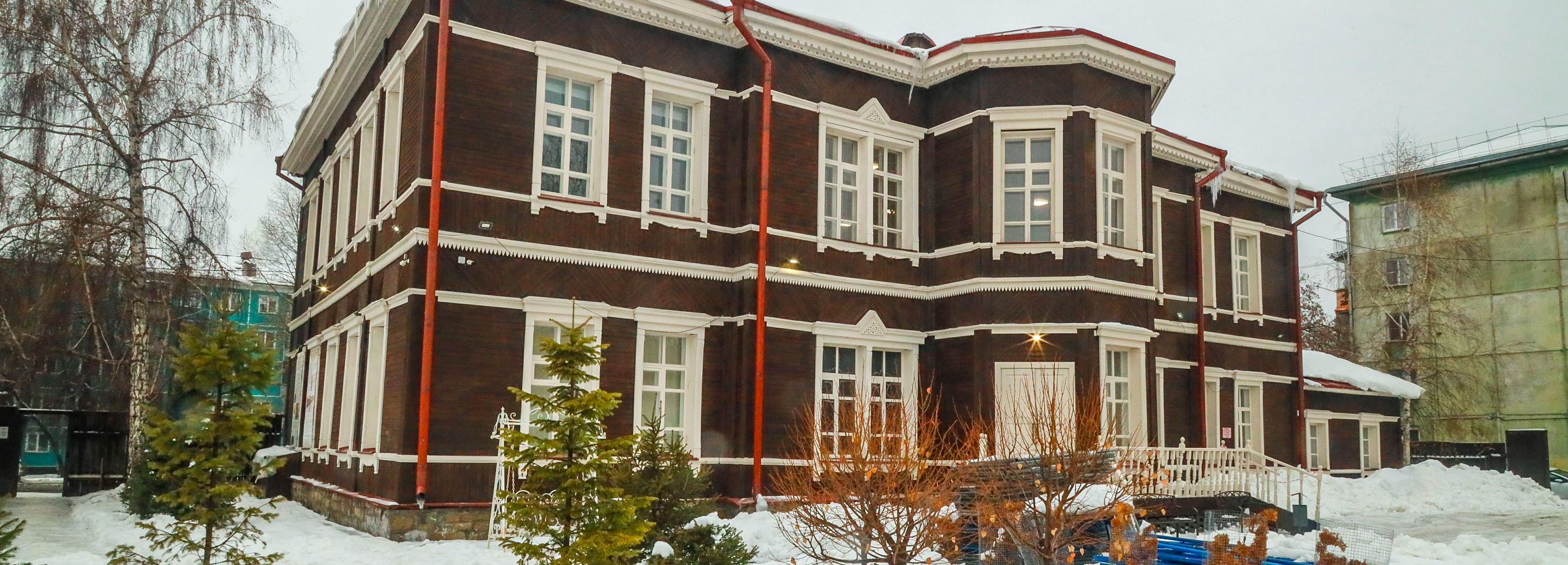 Фасад и отмостку обновили у исторической школы рабочих на Владимировской