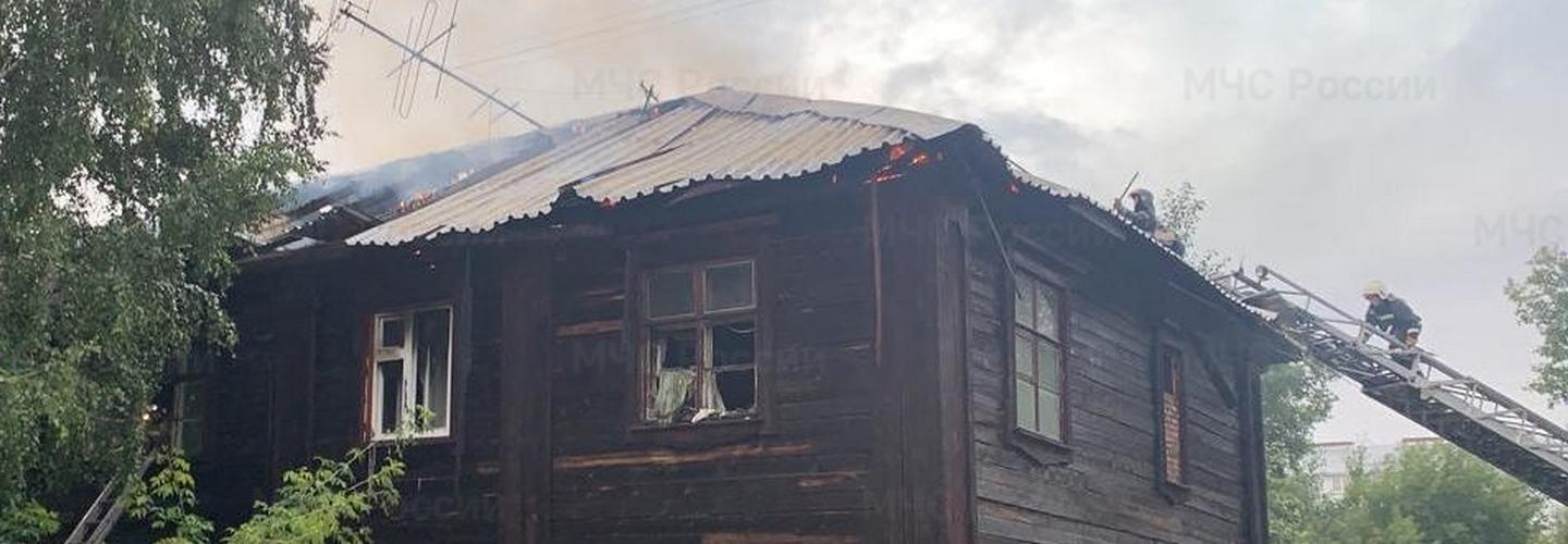 Два человека выпрыгнули из окон на пожаре в Новосибирске