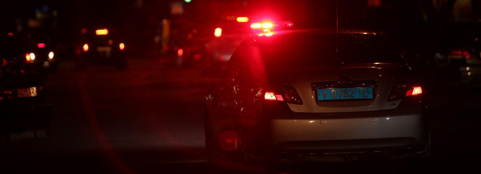 Напавших на девушку в подъезде грабителей разыскивает полиция