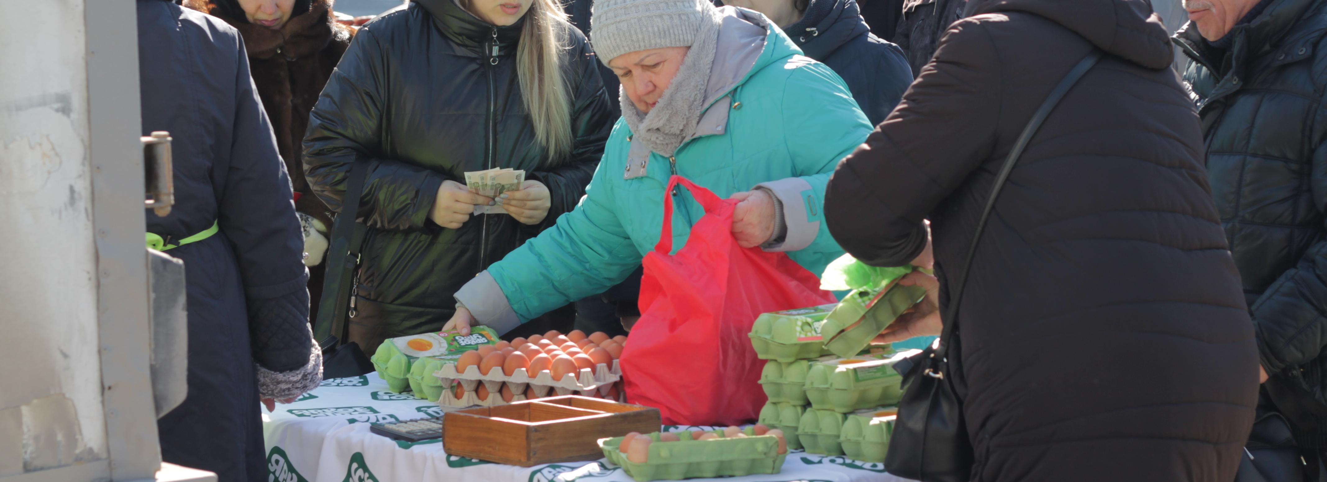 Новосибирцы ринулись за яйцами к Пасхе на продовольственную ярмарку