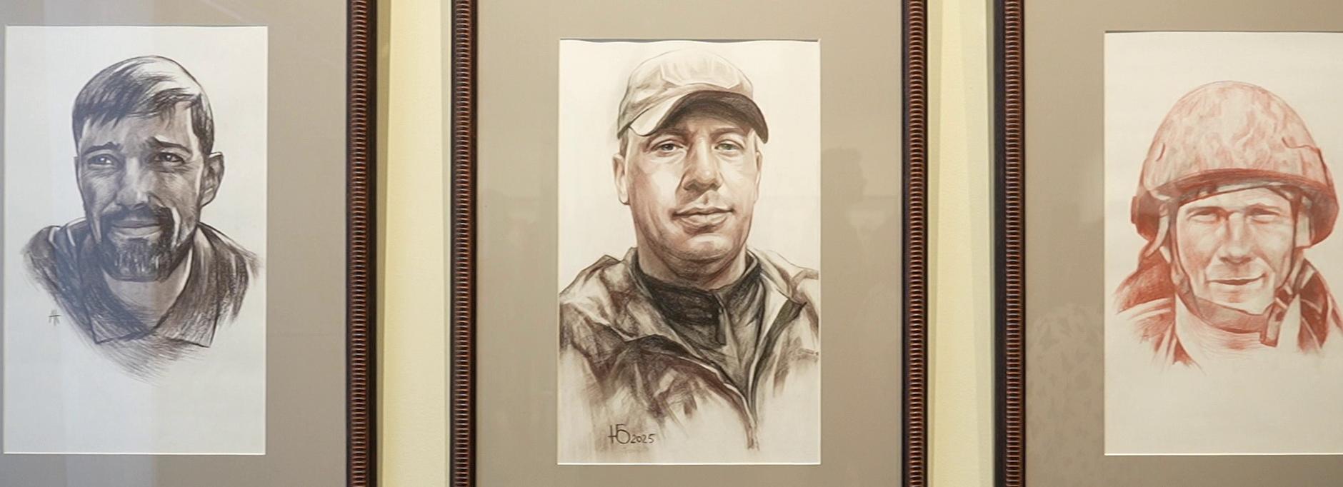 «Героев родные глаза»: портреты погибших бойцов выставили в краеведческом