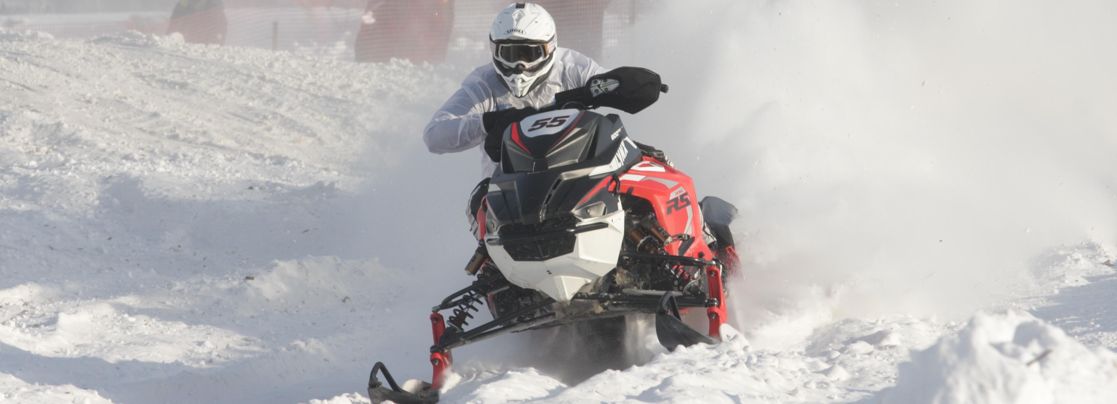 Гонки на снегоходах устроили на Ключ-Камышенском плато: 38 эффектных фото