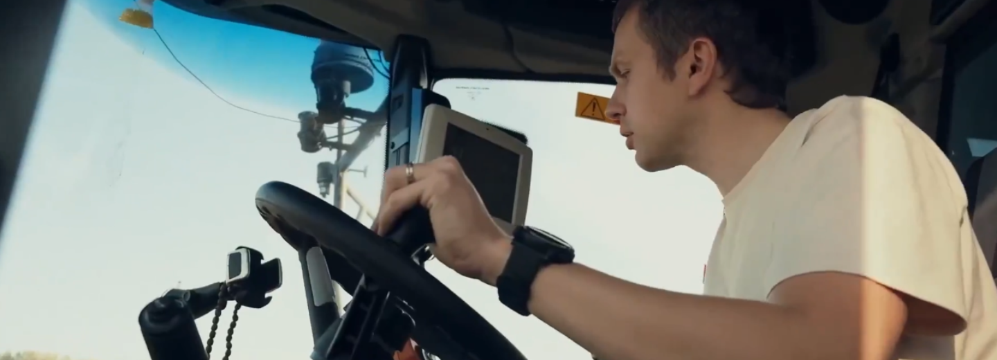 Директор зоопарка Андрей Шило сел за руль комбайна во время уборочной