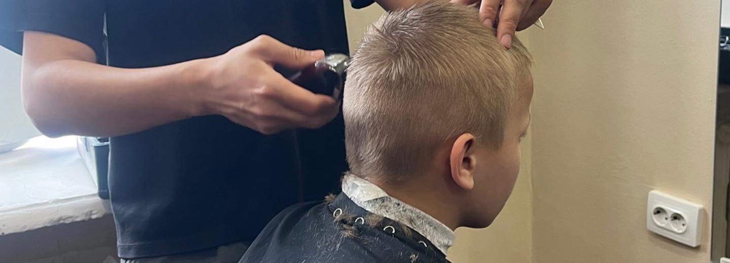 Волонтёры-барберы сделали детям из «Жемчужины» модные кропы к лету